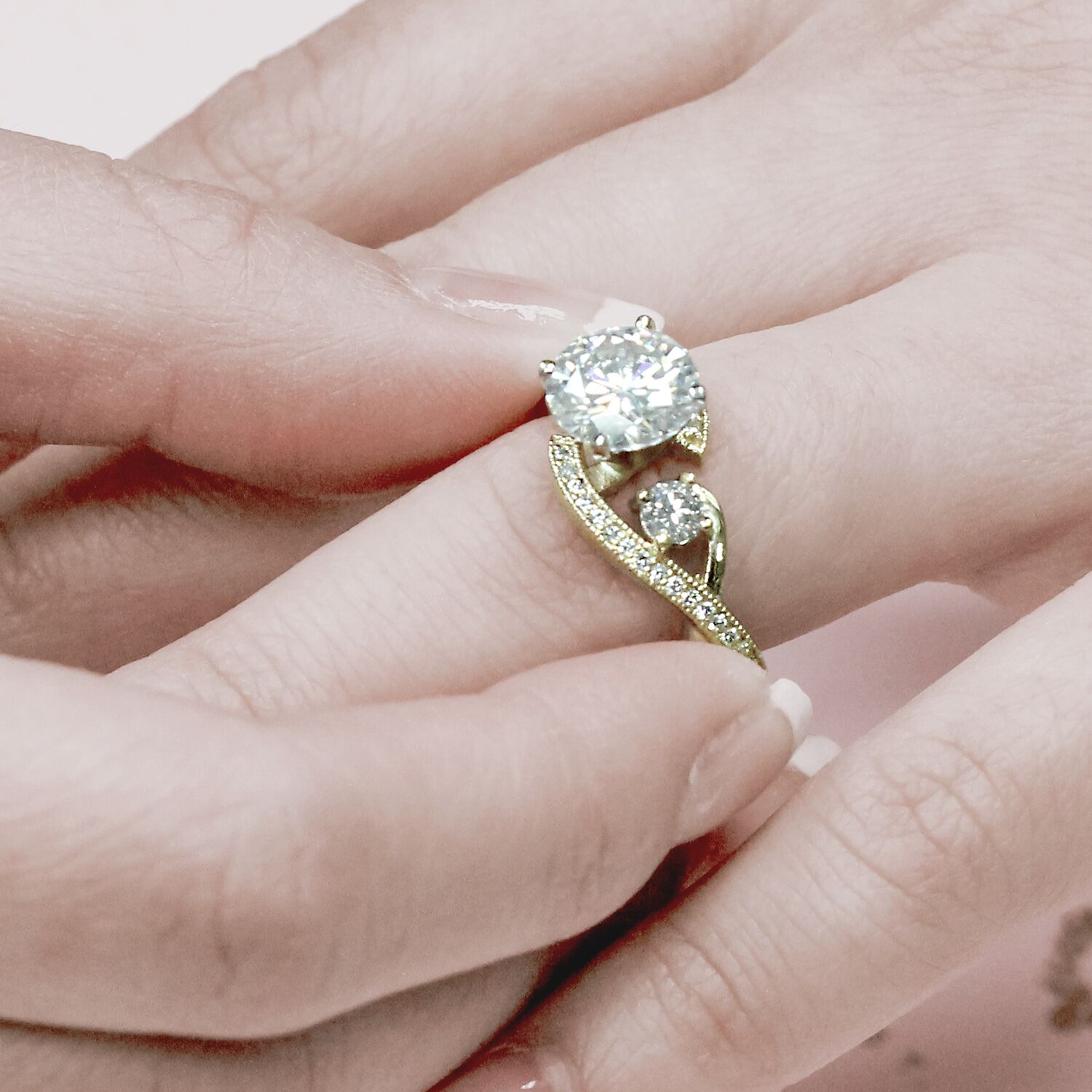 Vegen herder Civiel Engagement Ring Finger: The Meaning Behind - Diamond wish